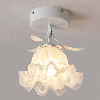 Classic Tiffany ceiling lamp with flower design | LumiFleur