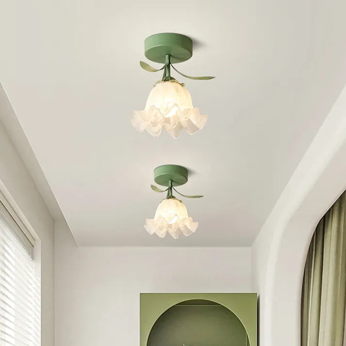 Classic Tiffany ceiling lamp with flower design | LumiFleur