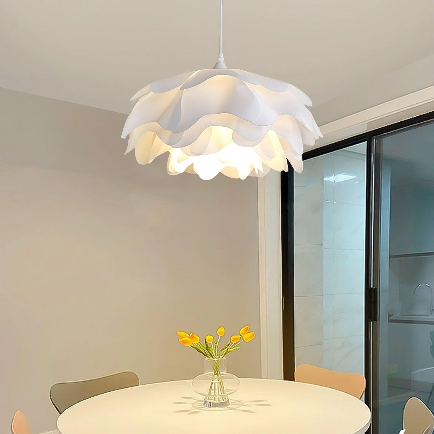 Witte hanglamp in bloemvorm | PetalGlow