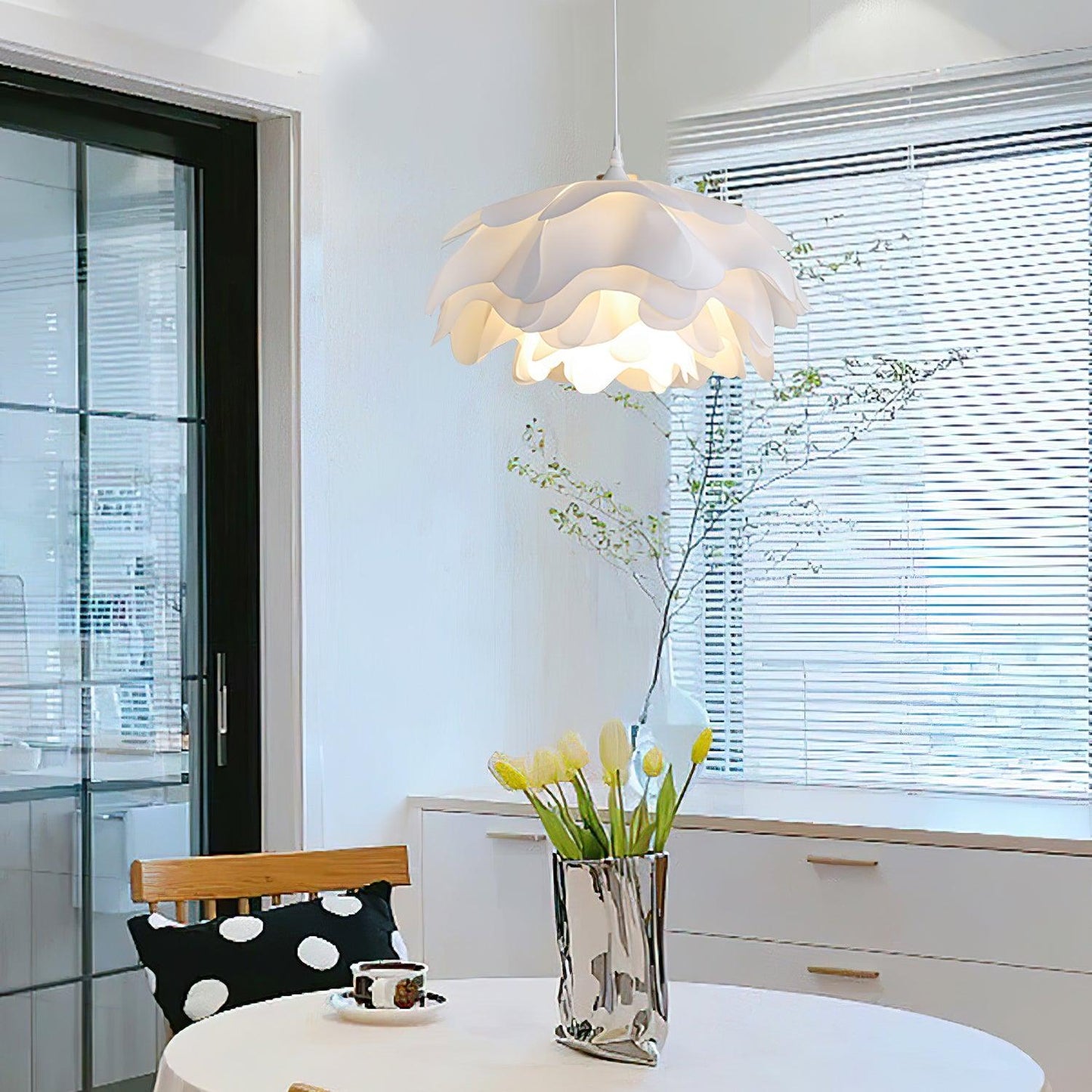 Witte hanglamp in bloemvorm | PetalGlow